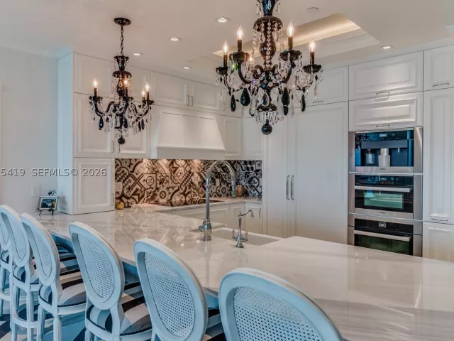 3-bedroom condo for sale in Miami Beach - 1455 Ocean Dr 1607 - MondialRealty