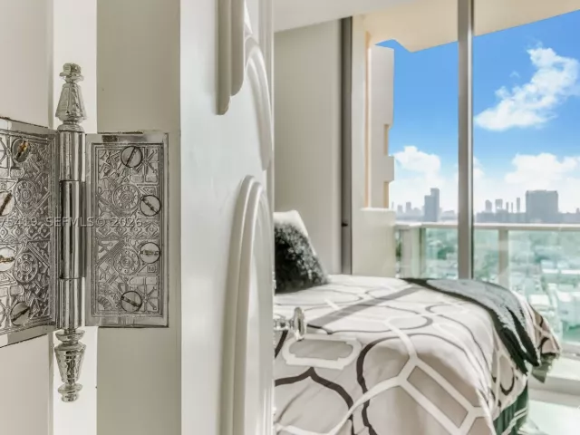 3-bedroom condo for sale in Miami Beach - 1455 Ocean Dr 1607 - MondialRealty