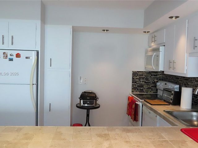 Apartment for rent  Unit #803 - photo 7502238