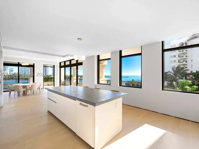 7-bedroom condo for sale in Miami Beach - 7043 Fisher Island Dr 7043 - MondialRealty