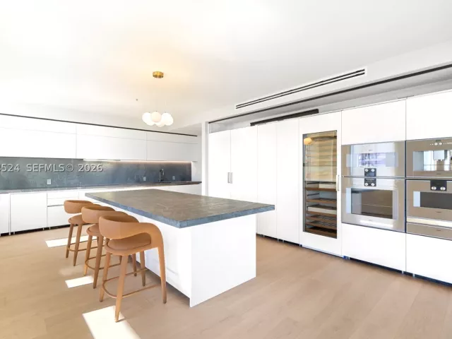 7-bedroom condo for sale in Miami Beach - 7043 Fisher Island Dr 7043 - MondialRealty