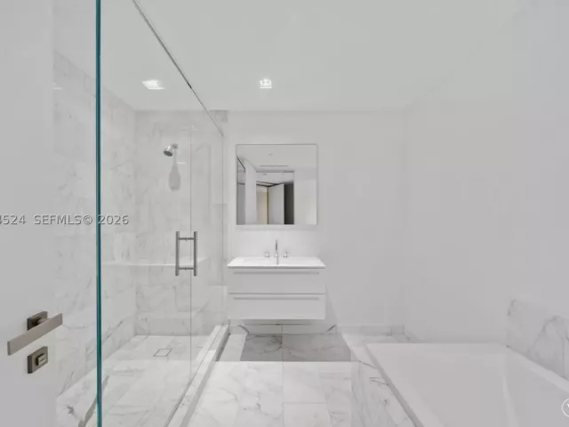 7-bedroom condo for sale in Miami Beach - 7043 Fisher Island Dr 7043 - MondialRealty