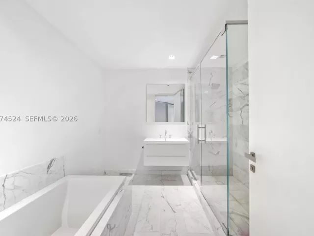 7-bedroom condo for sale in Miami Beach - 7043 Fisher Island Dr 7043 - MondialRealty