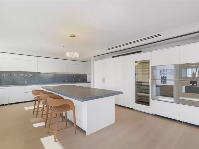 7-bedroom condo for sale in Miami Beach - 7043 Fisher Island Dr 7043 - MondialRealty