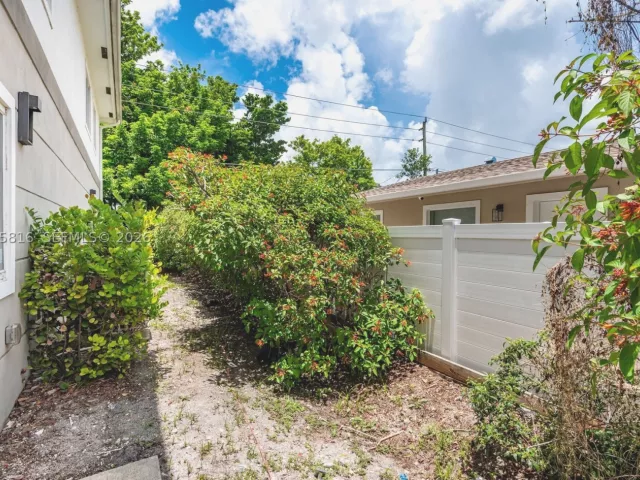 3-bedroom home for rent in Fort Lauderdale - 815 NW 3rd Ave 813 - MondialRealty