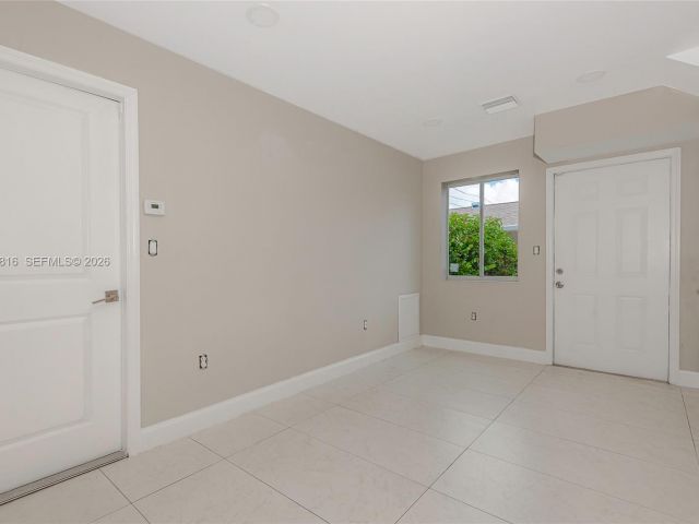 3-bedroom home for rent in Fort Lauderdale - 813 NW 3rd Ave 813 - MondialRealty