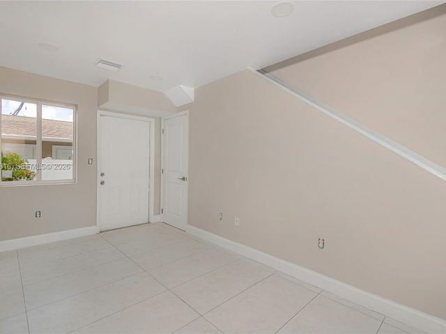 3-bedroom home for rent in Fort Lauderdale - 813 NW 3rd Ave 813 - MondialRealty