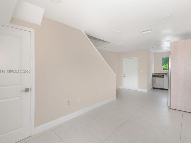 3-bedroom home for rent in Fort Lauderdale - 813 NW 3rd Ave 813 - MondialRealty