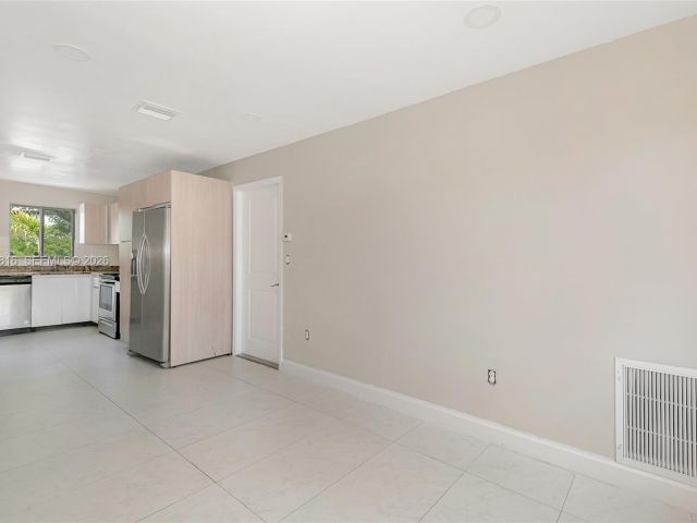 3-bedroom home for rent in Fort Lauderdale - 813 NW 3rd Ave 813 - MondialRealty