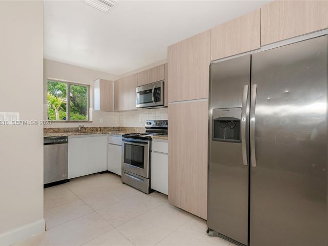 3-bedroom home for rent in Fort Lauderdale - 813 NW 3rd Ave 813 - MondialRealty