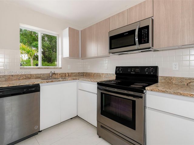 3-bedroom home for rent in Fort Lauderdale - 813 NW 3rd Ave 813 - MondialRealty