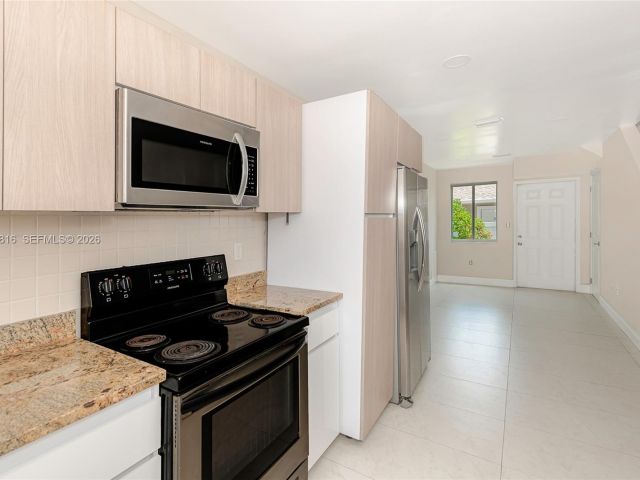 3-bedroom home for rent in Fort Lauderdale - 813 NW 3rd Ave 813 - MondialRealty