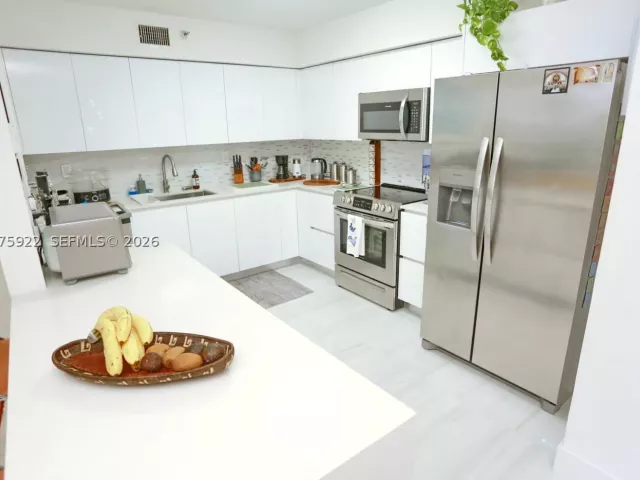 2-bedroom condo for sale in Aventura - 3530 Mystic Pointe Dr 2807 - MondialRealty
