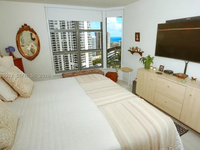 2-bedroom condo for sale in Aventura - 3530 Mystic Pointe Dr 2807 - MondialRealty
