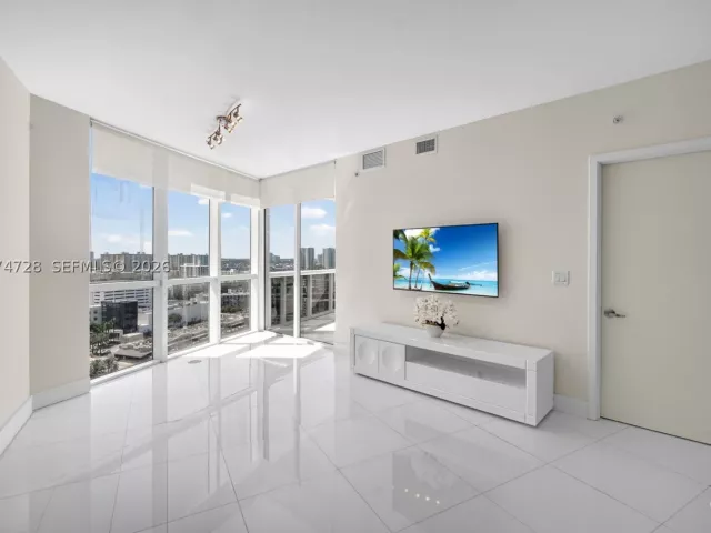 1-bedroom condo for sale in Sunny Isles Beach - 18201 Collins Ave 2008 - MondialRealty