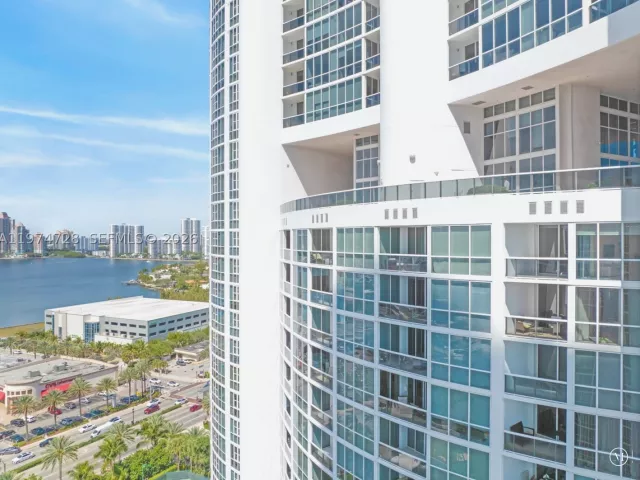1-bedroom condo for sale in Sunny Isles Beach - 18201 Collins Ave 2008 - MondialRealty