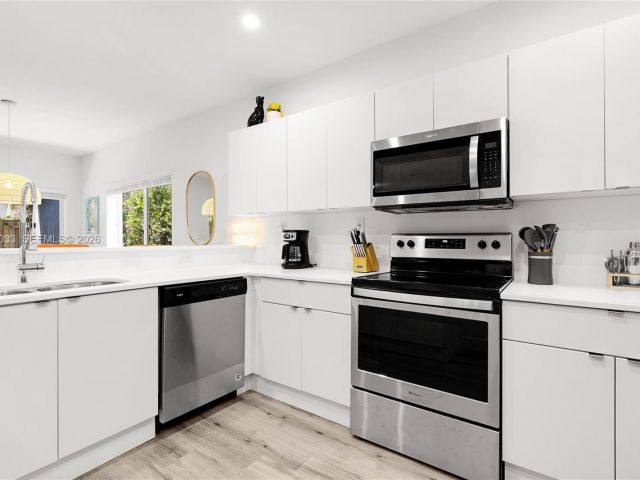 Home for rent at 1123 NE 23rd Ter 1123 - photo 7478665