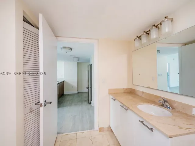 2-bedroom condo for sale in Miami - 1800 N Bayshore Dr 2503 - MondialRealty