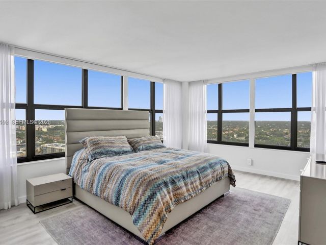 2-bedroom condo for sale in Hallandale Beach - 2500 Parkview Dr 1912 - MondialRealty