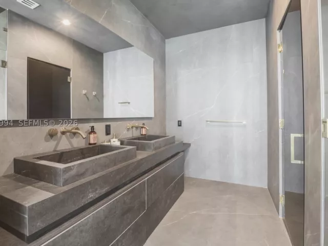 4-bedroom condo for sale in Miami - 2900 NE 7th Ave UPH-4602 - MondialRealty