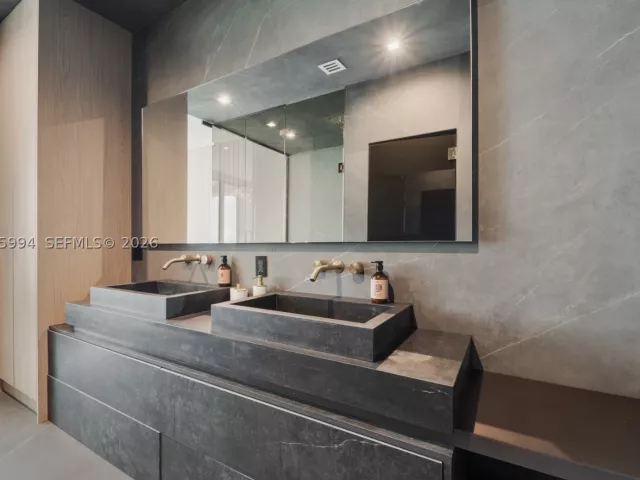 4-bedroom condo for sale in Miami - 2900 NE 7th Ave UPH-4602 - MondialRealty