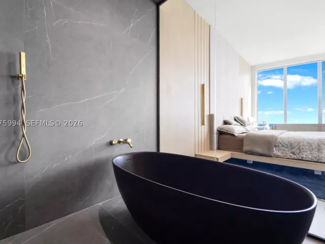 4-bedroom condo for sale in Miami - 2900 NE 7th Ave UPH-4602 - MondialRealty