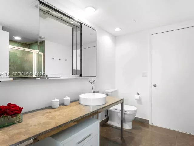 2-bedroom condo for sale in Miami - 495 Brickell Ave 805 - MondialRealty