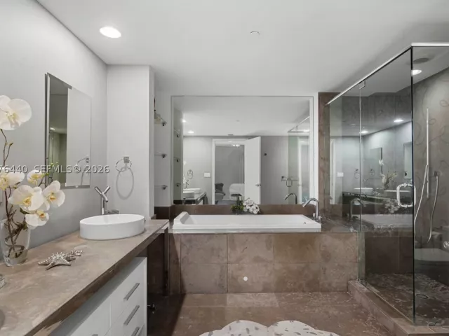 2-bedroom condo for sale in Miami - 495 Brickell Ave 805 - MondialRealty