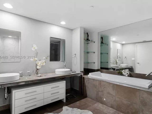 2-bedroom condo for sale in Miami - 495 Brickell Ave 805 - MondialRealty