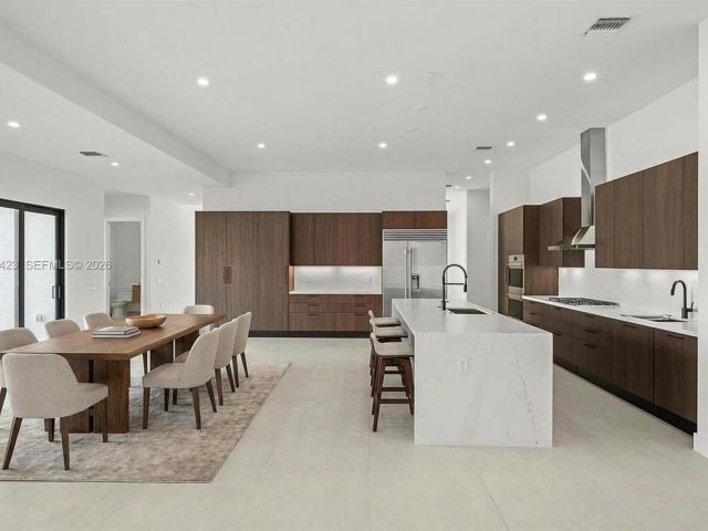 Home for rent at 5718 Ashwood Cir W 5718 - photo 7528670