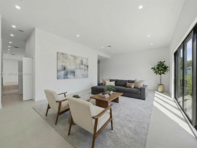 Home for rent at 5718 Ashwood Cir W 5718 - photo 7528673