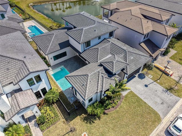 Home for rent at 5718 Ashwood Cir W 5718 - photo 7528676