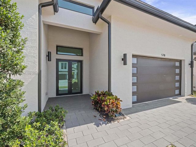 Home for rent at 5718 Ashwood Cir W 5718 - photo 7528679