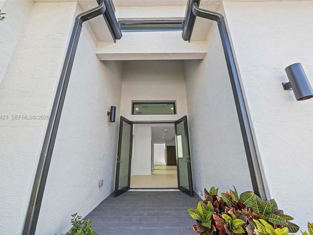 Home for rent at 5718 Ashwood Cir W 5718 - photo 7528680