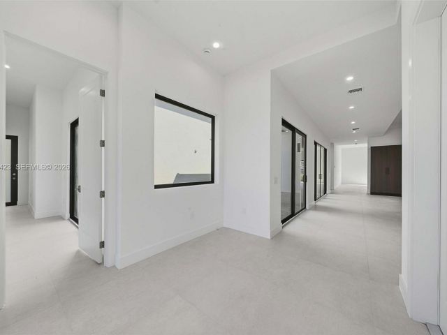 Home for rent at 5718 Ashwood Cir W 5718 - photo 7528683