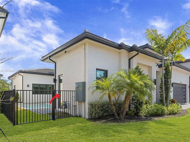 Home for rent at 5718 Ashwood Cir W 5718 - photo 7528687