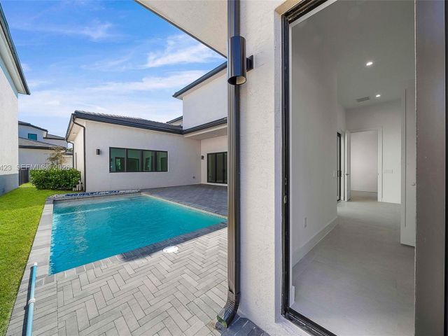 Home for rent at 5718 Ashwood Cir W 5718 - photo 7528688