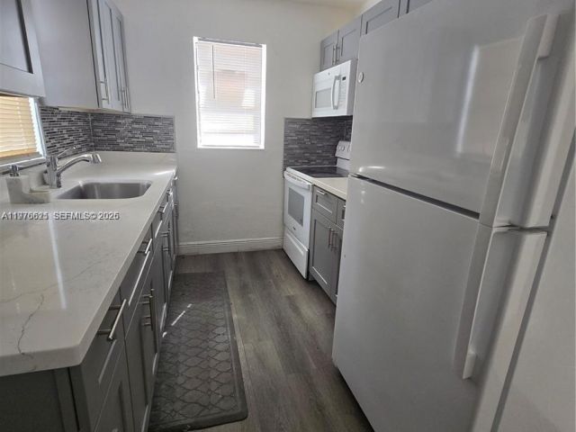 Home for rent at 2111 NW 26th Ave 2111 - photo 7483301