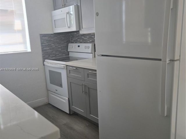 Home for rent at 2111 NW 26th Ave 2111 - photo 7483304