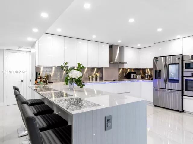 2-bedroom condo for sale in Hallandale Beach - 2500 Parkview Dr 1121 - MondialRealty