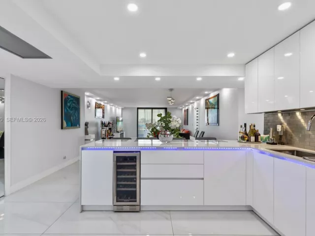 2-bedroom condo for sale in Hallandale Beach - 2500 Parkview Dr 1121 - MondialRealty