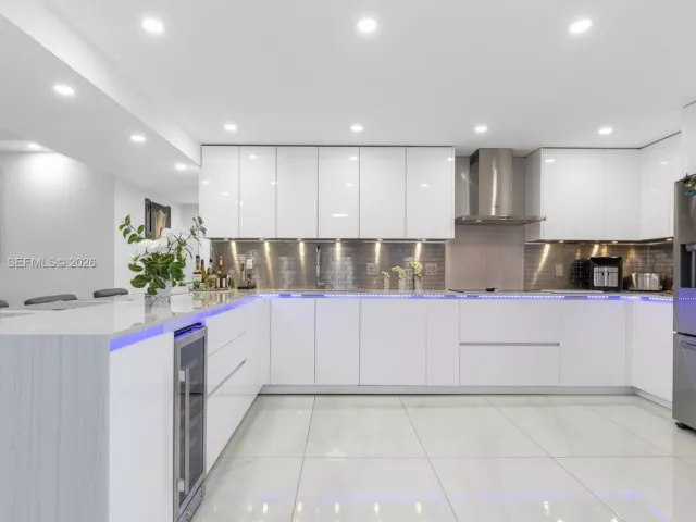 2-bedroom condo for sale in Hallandale Beach - 2500 Parkview Dr 1121 - MondialRealty