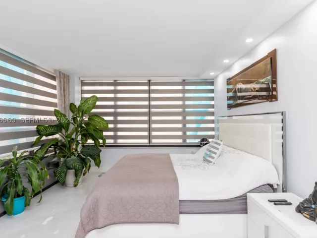 2-bedroom condo for sale in Hallandale Beach - 2500 Parkview Dr 1121 - MondialRealty