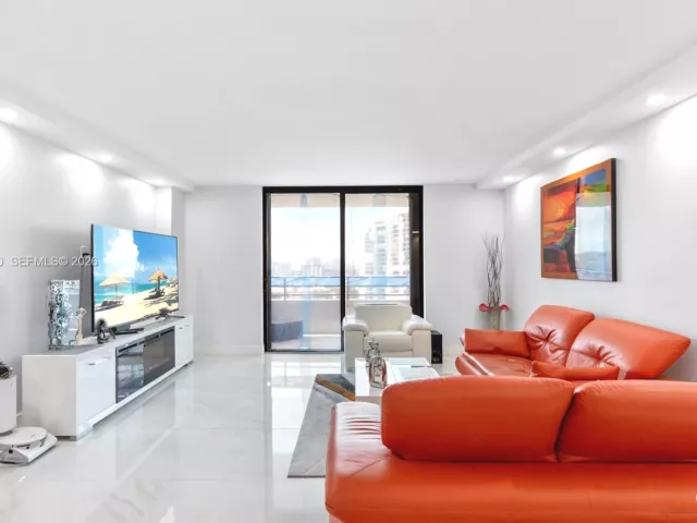 2-bedroom condo for sale in Hallandale Beach - 2500 Parkview Dr 1121 - MondialRealty
