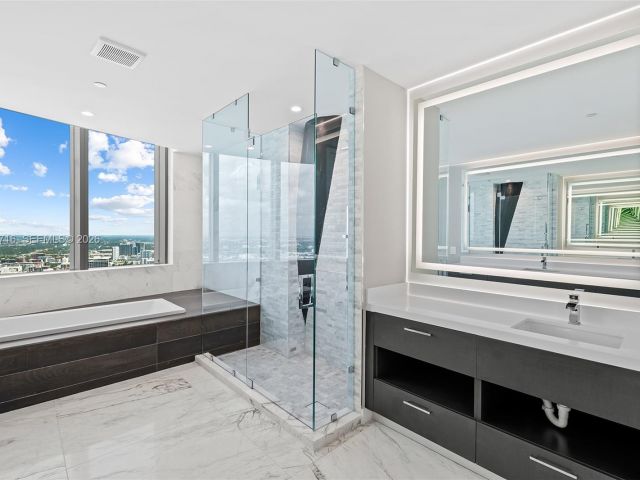 Apartment for rent  Unit #PH 5402 - photo 7488088