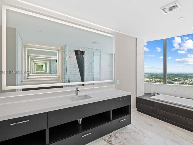 Apartment for rent  Unit #PH 5402 - photo 7488089