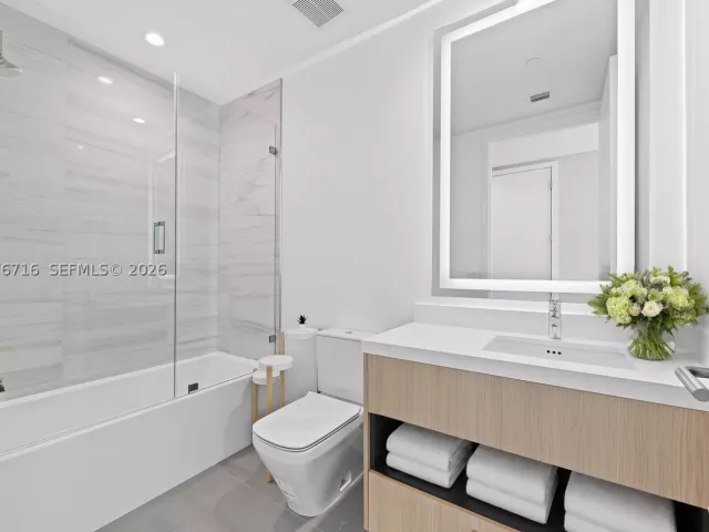 4-bedroom condo for rent in Miami - 851 NE 1st Ave PH 5402 - MondialRealty