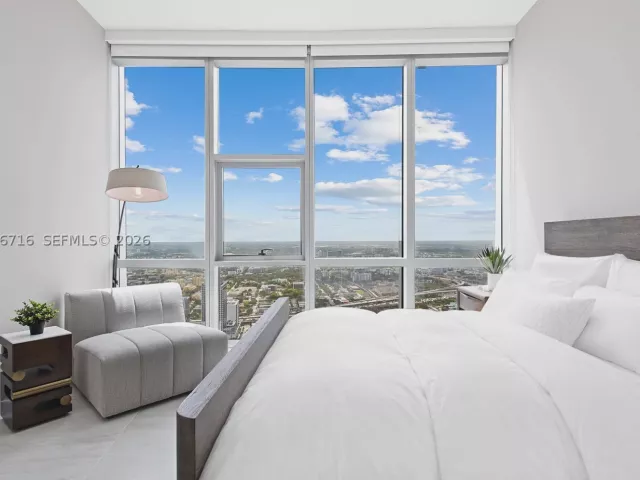 4-bedroom condo for rent in Miami - 851 NE 1st Ave PH 5402 - MondialRealty
