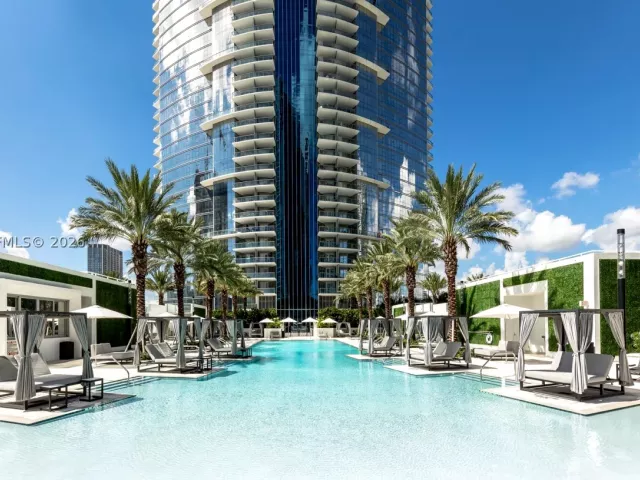 4-bedroom condo for rent in Miami - 851 NE 1st Ave PH 5402 - MondialRealty