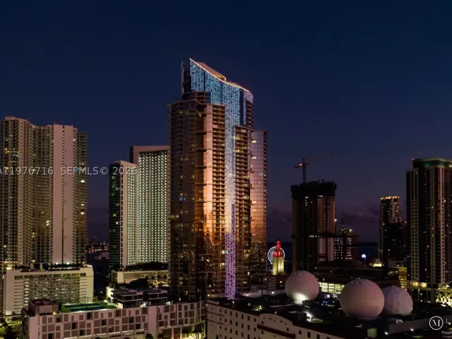 4-bedroom condo for rent in Miami - 851 NE 1st Ave PH 5402 - MondialRealty
